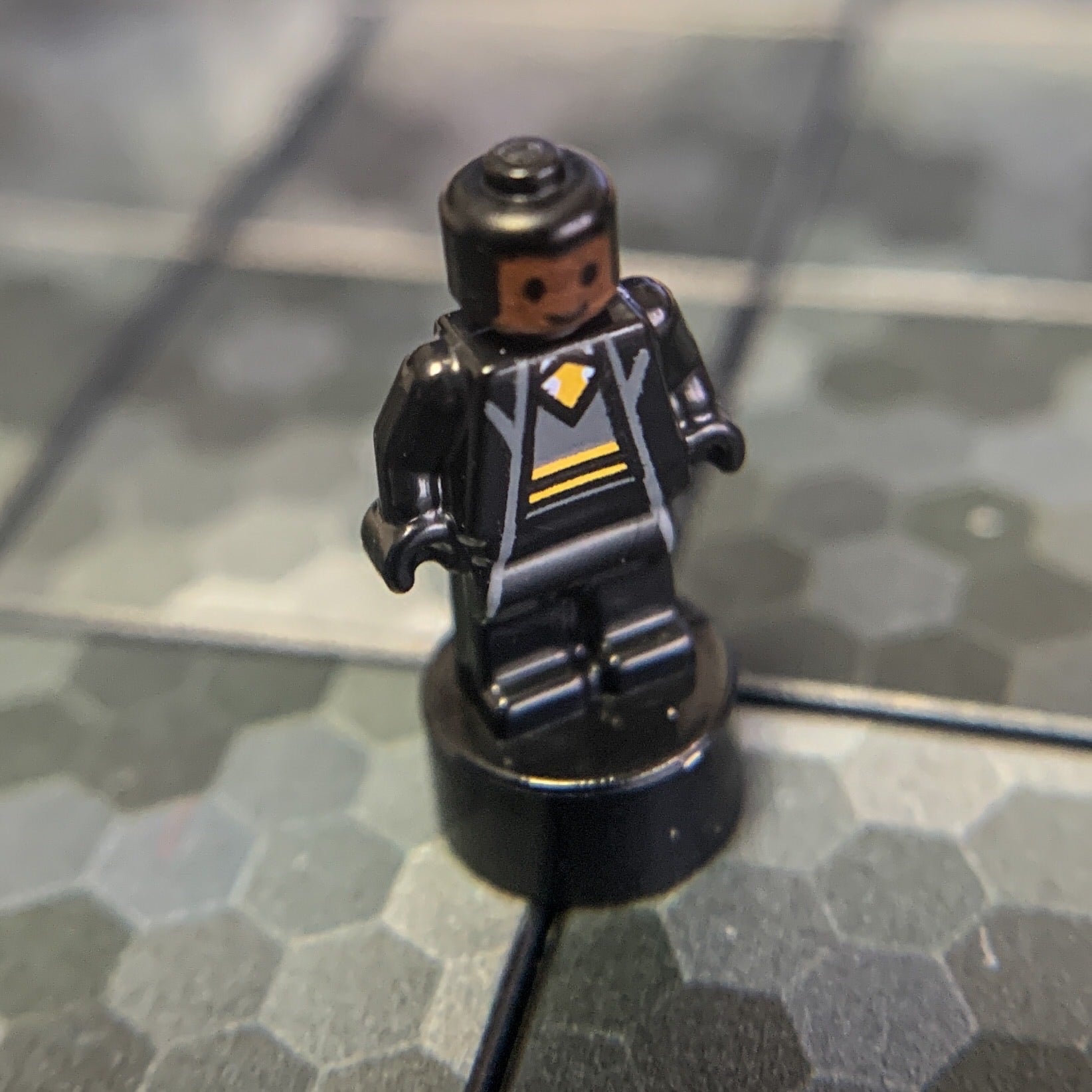 Hufflepuff Student (Nano, Brown Skin) - LEGO Harry Potter Minifigure (2018)