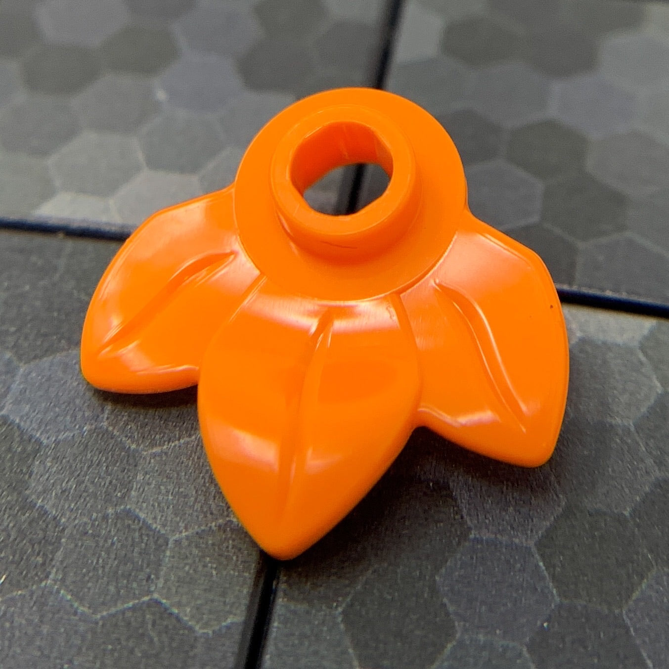 Plant Plate, Round 1 x 1 with 3 Leaves - Official LEGO® Part