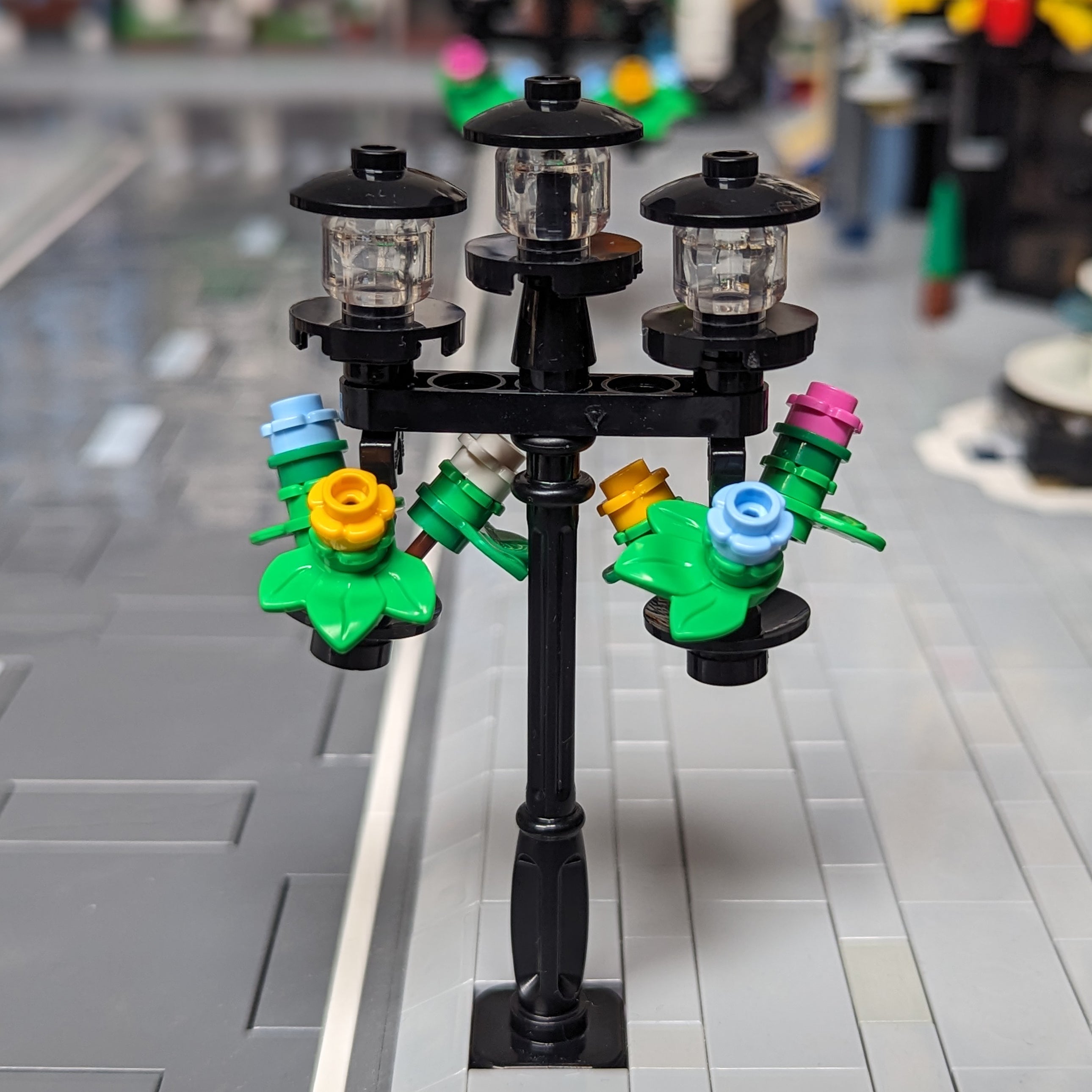 StudBee - Black City Lamppost with Two Hanging Flower Baskets Kit