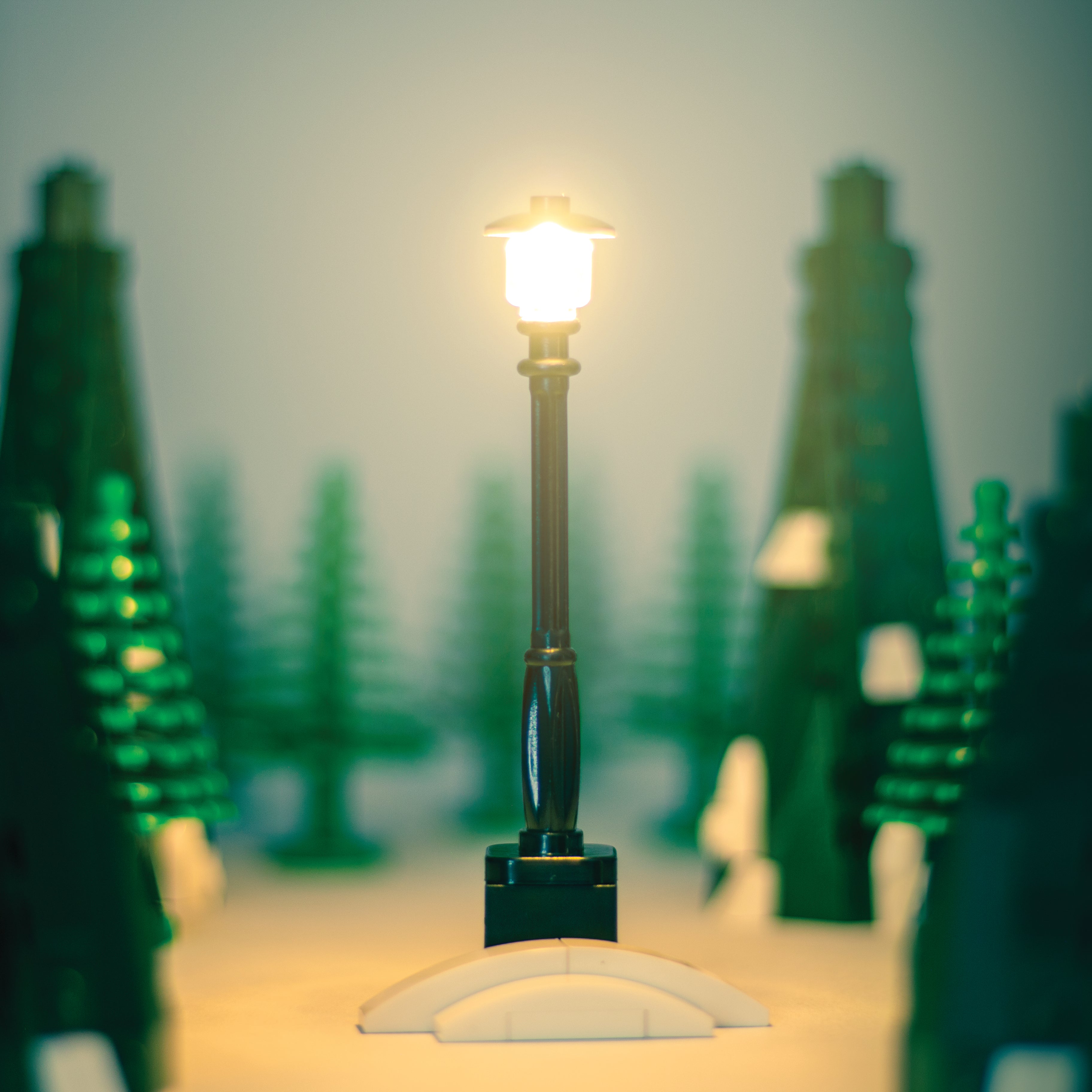 Black Light-Up Lamp Post (Yellow / Warm Light)